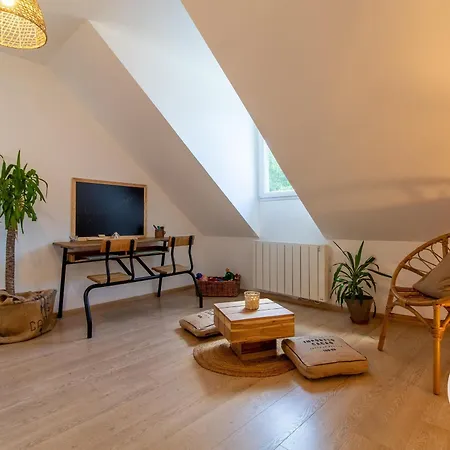 Country house Accueillant Avec Piscine Chauffee A Partager, Pres D'angers, Ideal Pour En Nature *