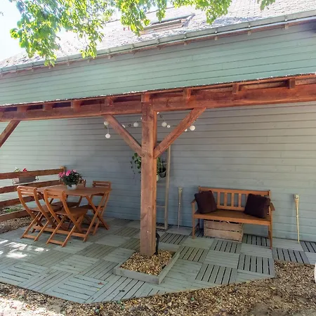 Accueillant Avec Piscine Chauffee A Partager, Pres D'angers, Ideal Pour En Nature - Fr-1-622-44